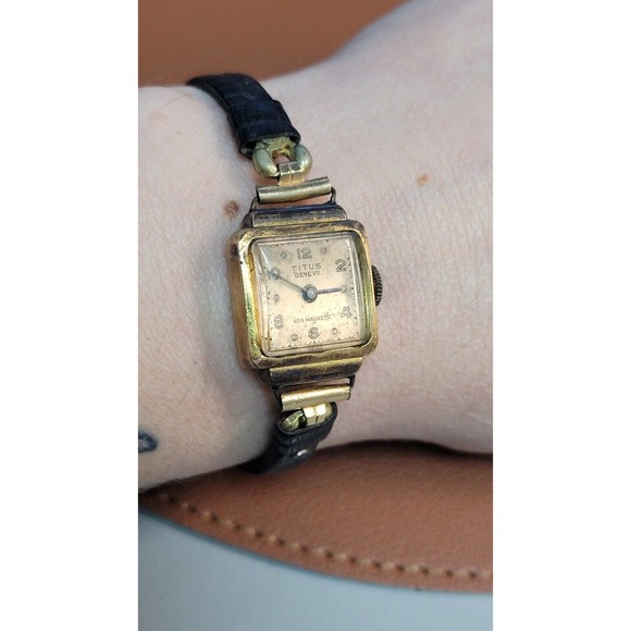 Rare Vintage Titus 18k Gold And Original Lizard Leather Band Watch - Picture 6 of 8